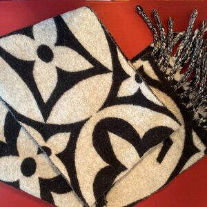 Louis Vuitton - FLIGHT MODE LV Medallion Scarf Black and White Scarf Reversible